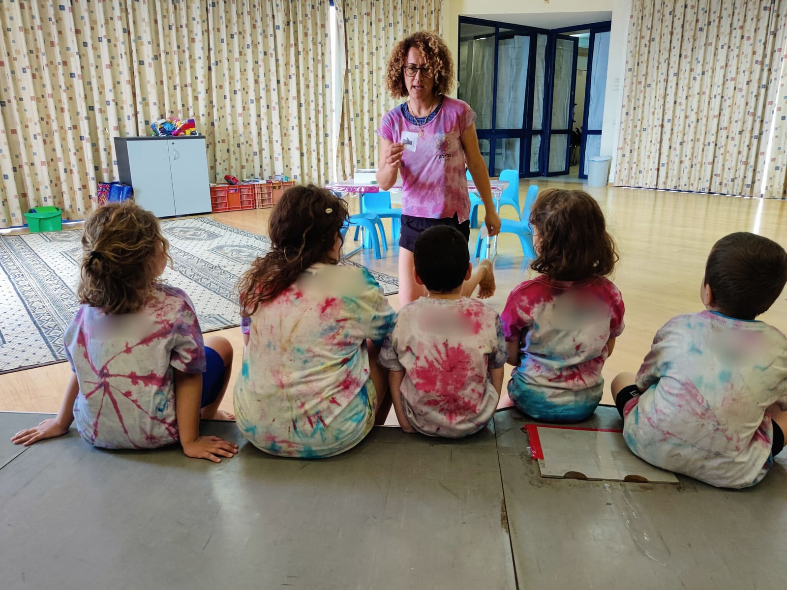 ילדים משתתפים בקבוצה טיפולית לפי מודל אינטגרטיבי המשלב ABA, CBT וטיפול רגשי לפיתוח כישורים חברתיים וויסות רגשי