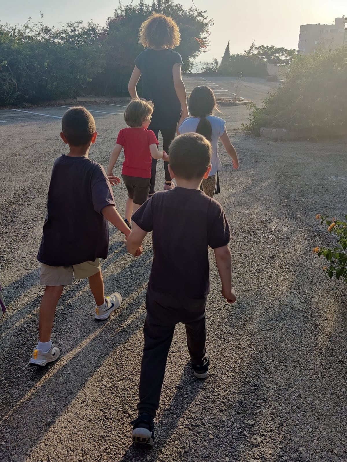 ילדים עם צרכים מיוחדים משתתפים באינטראקציה קבוצתית כחלק מתרגול כישורים חברתיים במסגרת טיפול קבוצתי על הרצף האוטיסטי