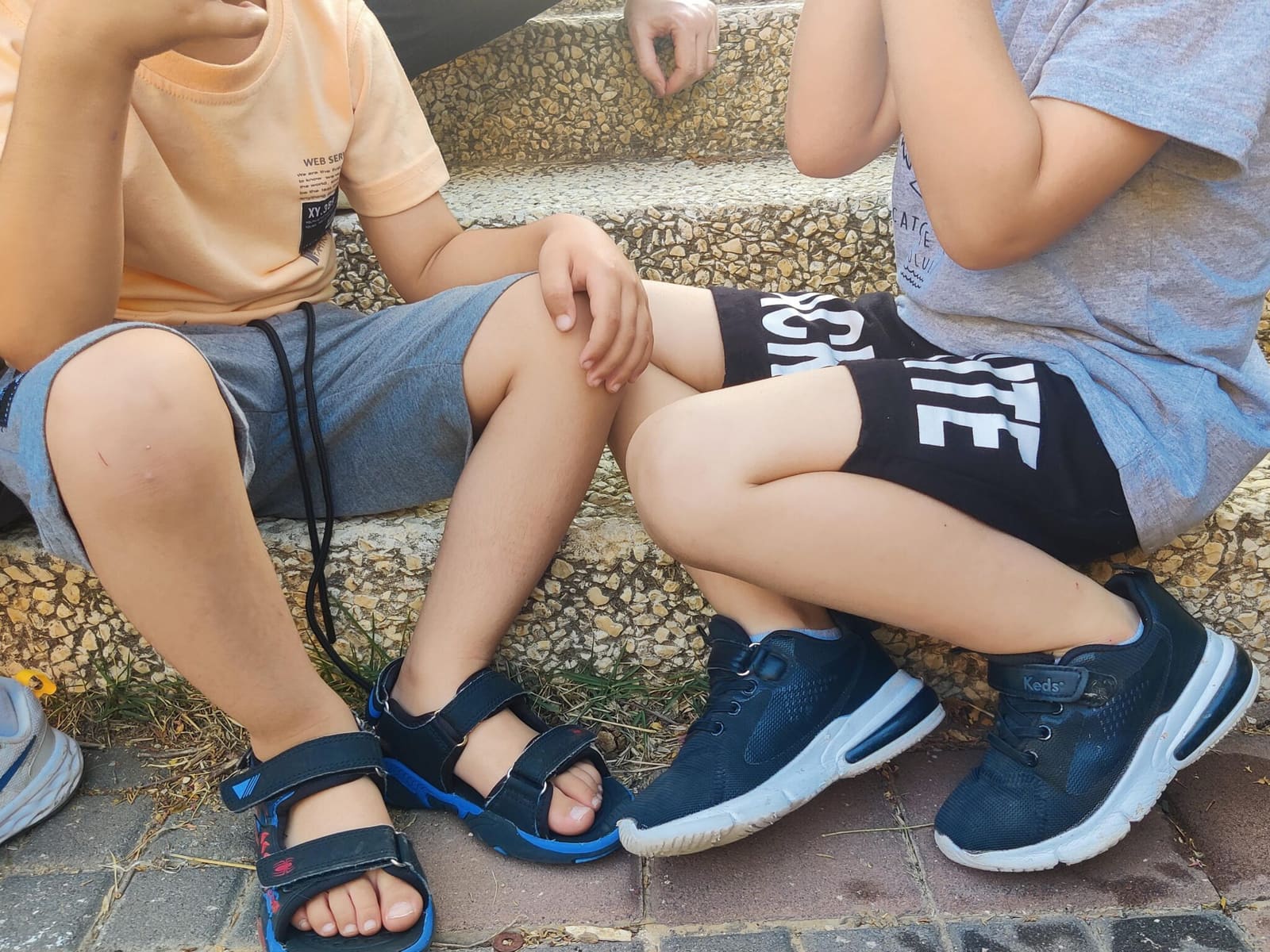 רגע של חברות בין ילדים בקבוצה טיפולית לפיתוח כישורים חברתיים בגלילה